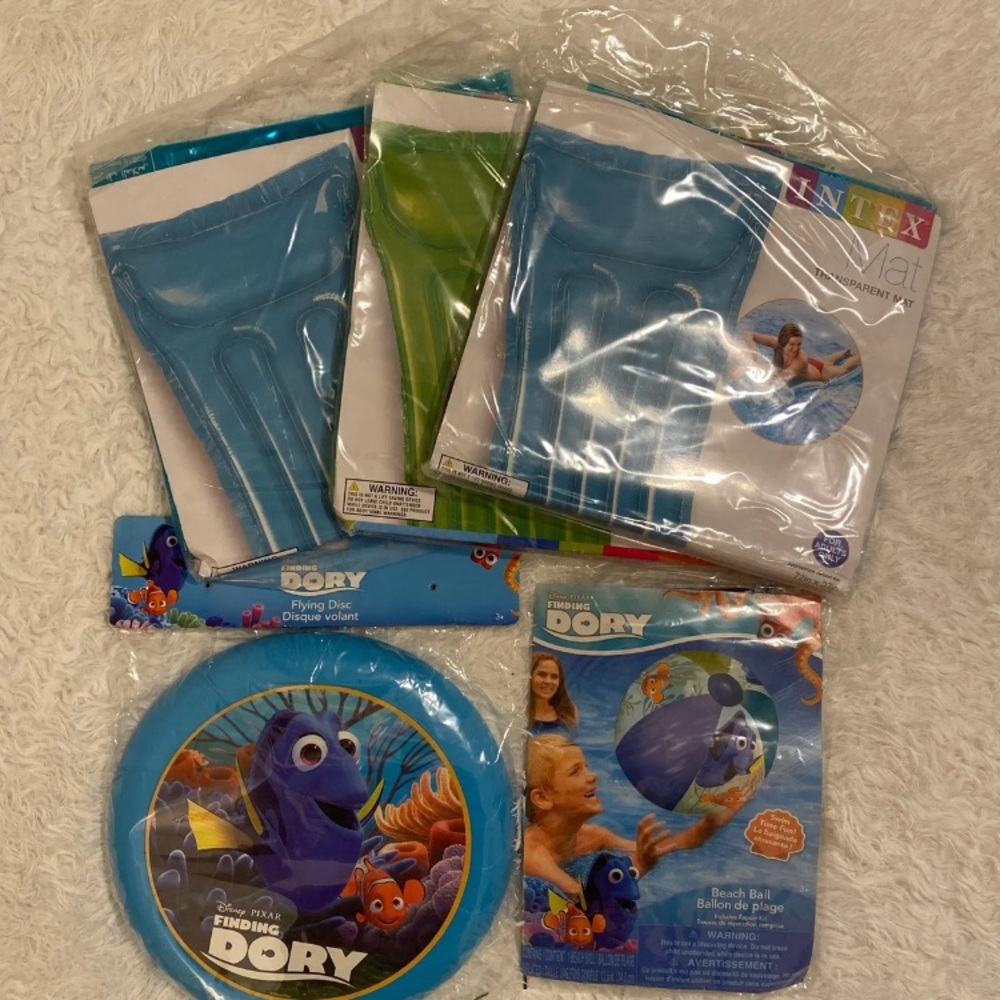 Bundle of 5 Beach Mats & Frisbee & Ball